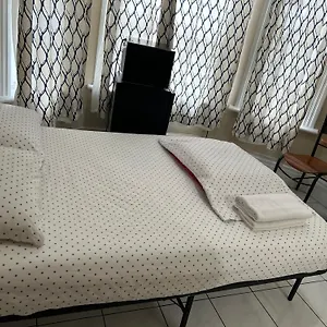 Hotel 586, Toronto