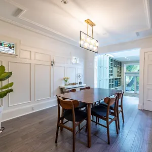 Guest house Double Bedroom On Up Or 3 Bedrooms In Basement Near Eglinton Subway Station, Toronto